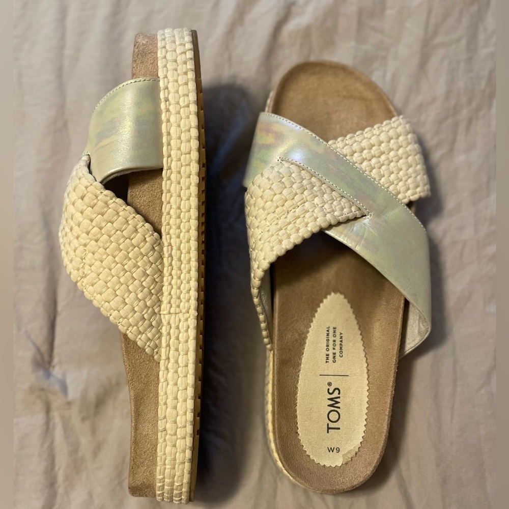 Tom’s slides, size 9w, cream/tan